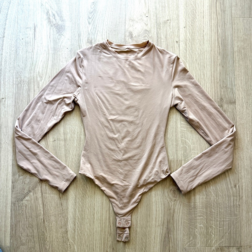 SKIMS Fits Everybody Nude Crewneck Long Sleeve Bodysuit - Sz S